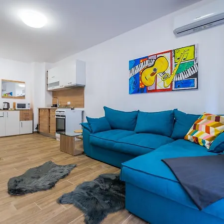 La Dolce Vita ~ New 1-bedroom Flat With Balcony Apartmán *