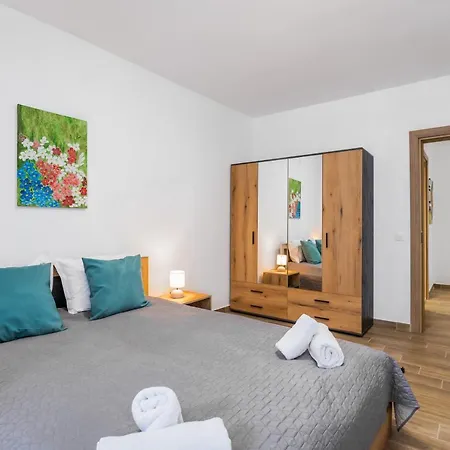 La Dolce Vita ~ New 1-bedroom Flat With Balcony